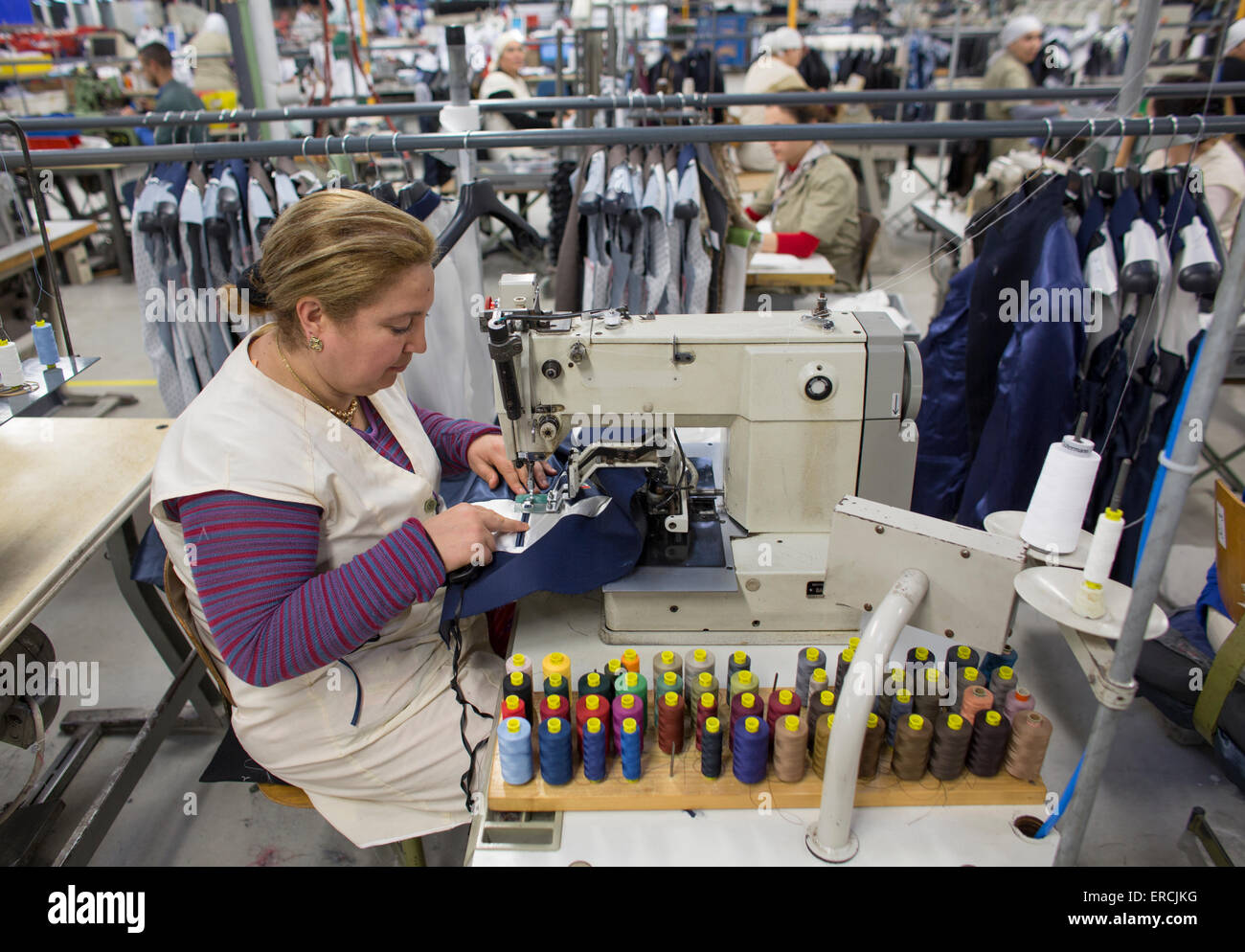 Fabbrica di abbigliamento i realizzatori del Marocco produce abbigliamento per l'olandese retails business Foto Stock