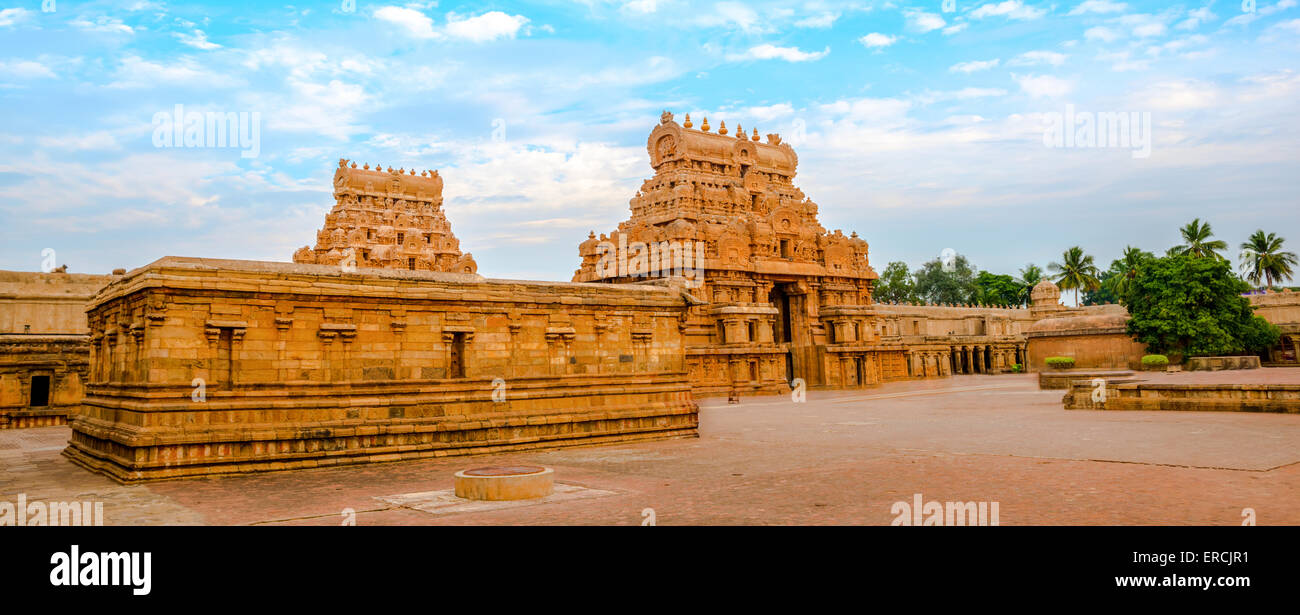 Vista della Torre d'ingresso a Brihadishvara Hindu Temple, India, nello Stato del Tamil Nadu, Thanjavour, (Trichy), panorama Foto Stock