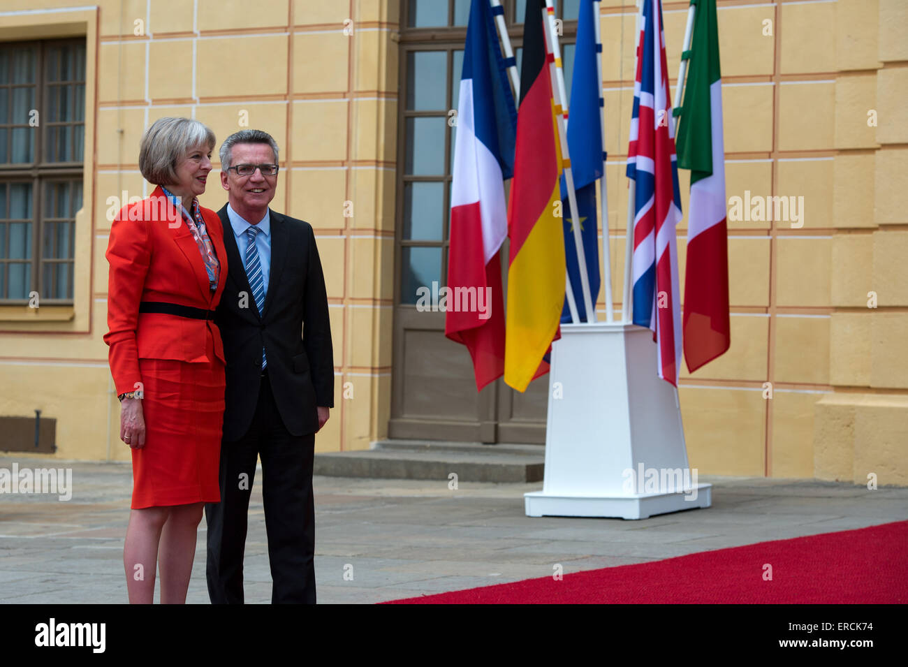 Moritzburg, Germania. Dal 01 Giugno, 2015. Ministro tedesco degli Interni Thomas de Maiziere (CDU) accoglie il suo omologo britannico Theresa Maggio (l) al castello di Moritzburg di Moritzburg, Germania, 01 giugno 2015. Il 01 e 02 giugno Ministro tedesco degli Interni Thomas de Maiziere incontra i suoi omologhi provenienti da Francia, Italia, Polonia, Spagna e Regno Unito (G6), nonché l'interno dell'UE Il commissario per i colloqui politici presso il castello nei pressi di Dresda. Foto: ARNO BURGI/dpa/Alamy Live News Foto Stock