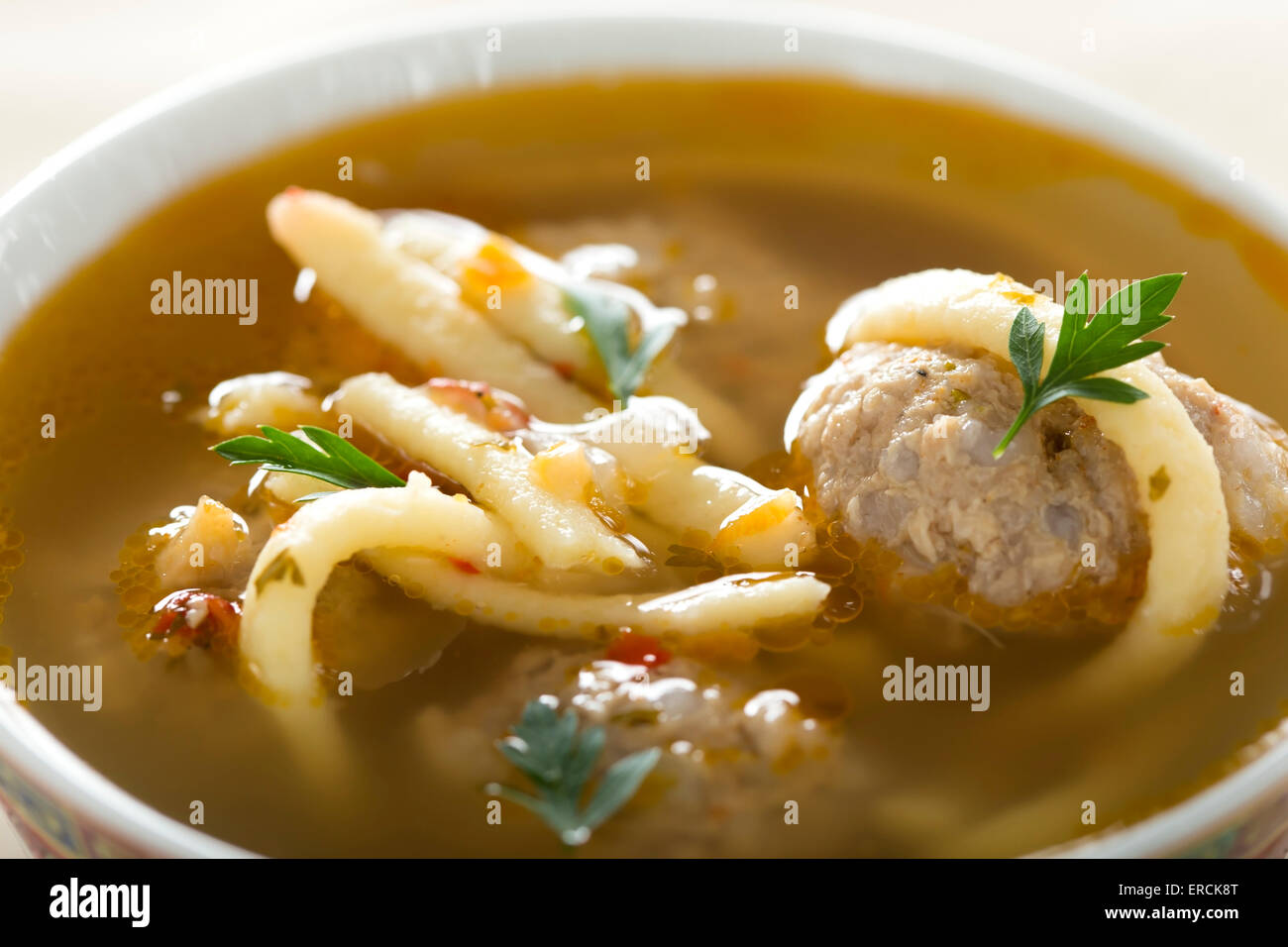 Close up della ciotola di zuppa con polpette di carne - rumeno in casa 'Ciorba cu perisoare' Foto Stock