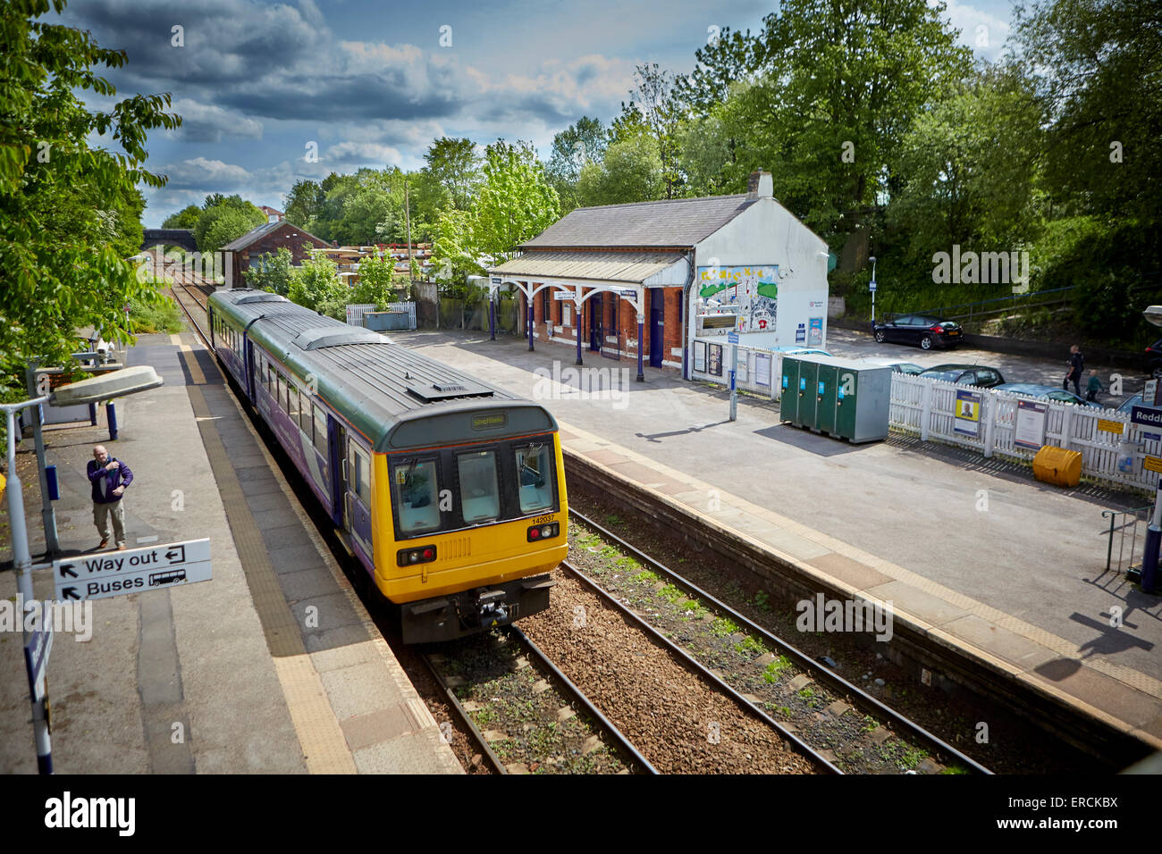 Manchester Piccadilly (sinistra) una rampa Norther classe 142 stimolatore e un 150 Sprinter in azienda e la livrea viola la stazione delle ferrovie Foto Stock