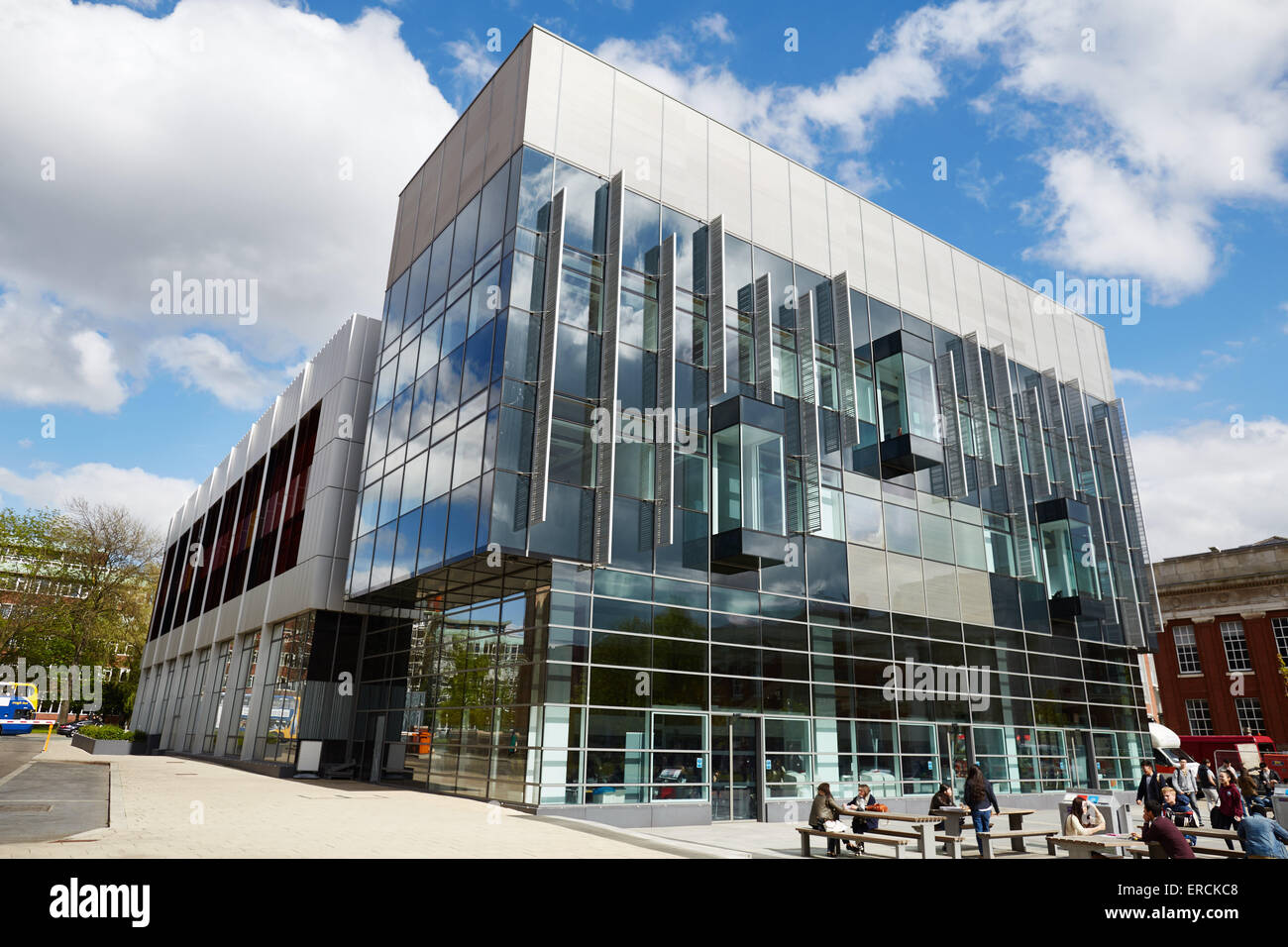 Università di Manchester studenti asiatici chat tra lezioni in i motivi dell'Università architetto proprietà proprietà bui Foto Stock