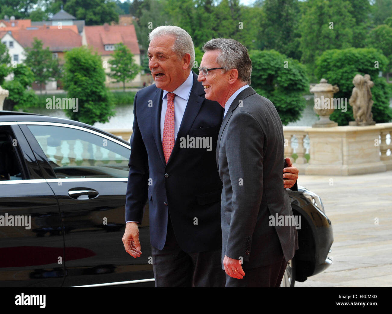 Moritzburg, Germania. Dal 01 Giugno, 2015. Ministro tedesco degli Interni Thomas de Maiziere (CDU) accoglie favorevolmente Dimitris Avramopoulos (l), interno dell'UE Il commissario, al castello di Moritzburg di Moritzburg, Germania, 01 giugno 2015. Il 01 e 02 giugno Ministro tedesco degli Interni Thomas de Maiziere incontra i suoi omologhi provenienti da Francia, Italia, Polonia, Spagna e Regno Unito (G6), nonché l'interno dell'UE Il commissario per i colloqui politici presso il castello nei pressi di Dresda. Credito: dpa picture alliance/Alamy Live News Foto Stock