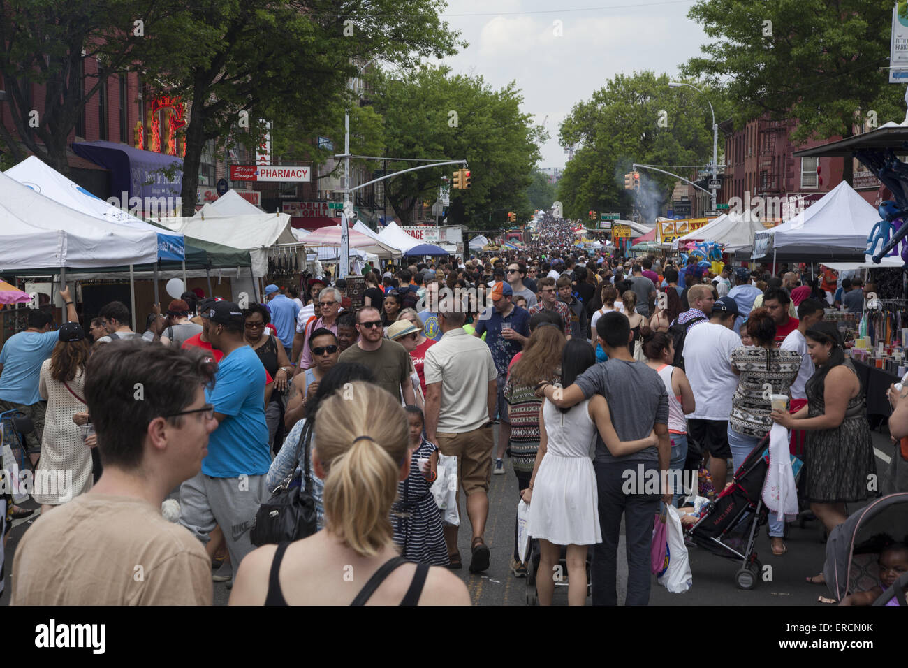 Una folla di gente che riempiono la Quinta Avenue a Spring Street Fair di Park Slope, Brooklyn, New York. Foto Stock