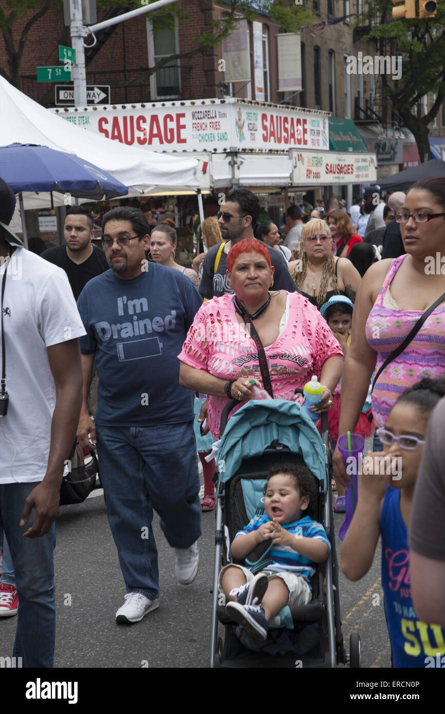 Nonna spingendo il suo nipote in mezzo alla folla a una fiera di strada a Park Slope Brooklyn, New York. Foto Stock