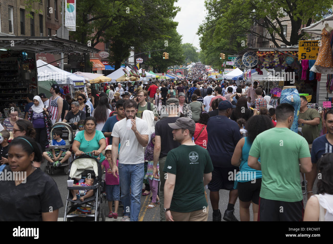 Una folla di gente che riempiono la Quinta Avenue a Spring Street Fair di Park Slope, Brooklyn, New York. Foto Stock