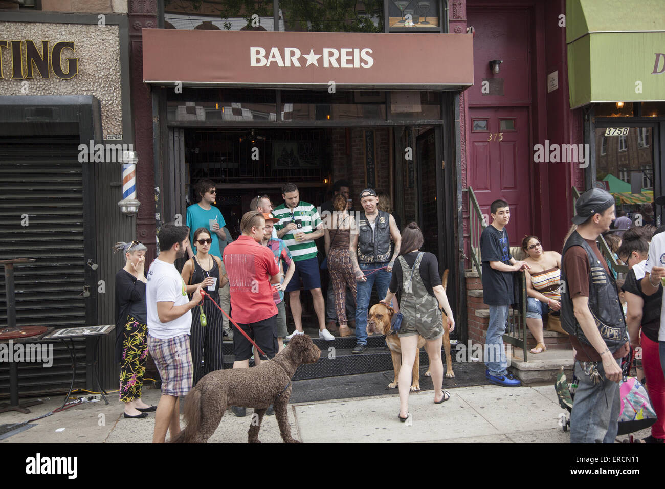 La gente di socializzare in un bar locale su una calda giornata di primavera sulla Quinta Avenue a Park Slope, Brooklyn, New York. Foto Stock