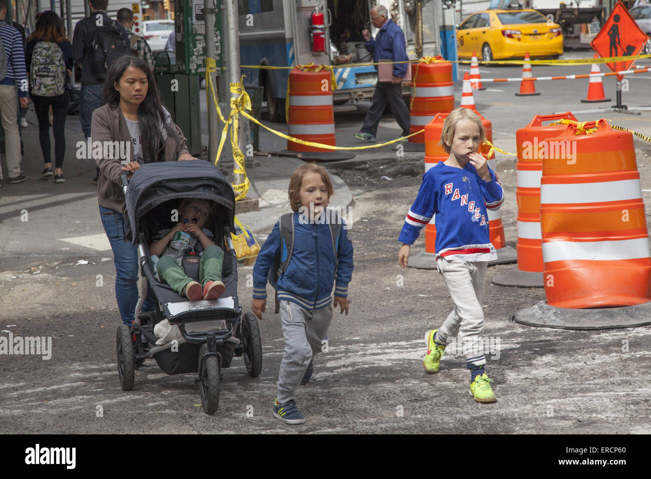 I bambini con baby sitter sul loro modo home dopo la scuola nel altamente urbano quartiere di Tribeca a Manhattan. Foto Stock