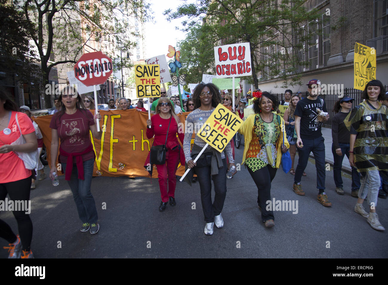 Marcia di protesta contro Monsanto, gli alimenti geneticamente modificati e l'attacco dell'azienda contro un "diritto dei consumatori di sapere". Foto Stock