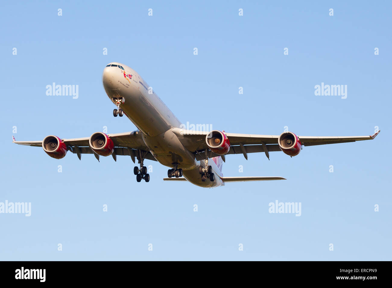 Un Airbus A340-600 termina un altro voli di lungo raggio, visto qui su brevi finale a Heathrow la pista 09l. Foto Stock