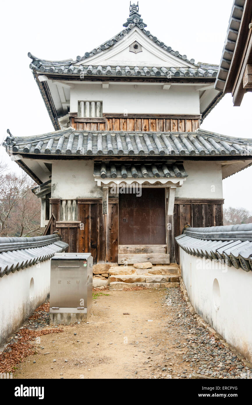 Takahashi, castello di Bitchu Matsuyama in Giappone. La torretta a due livelli, Niju-Yagura collegato da parete di gesso dobei percorso affrancato al torrione principale. Foto Stock