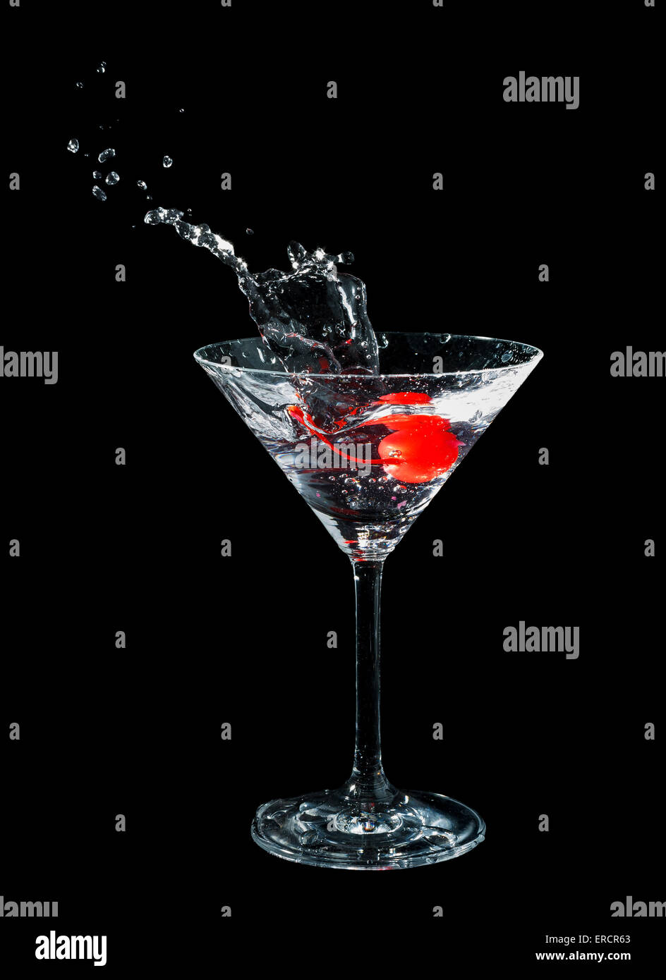 Ciliegie al Maraschino è sceso nel bicchiere da cocktail Foto Stock