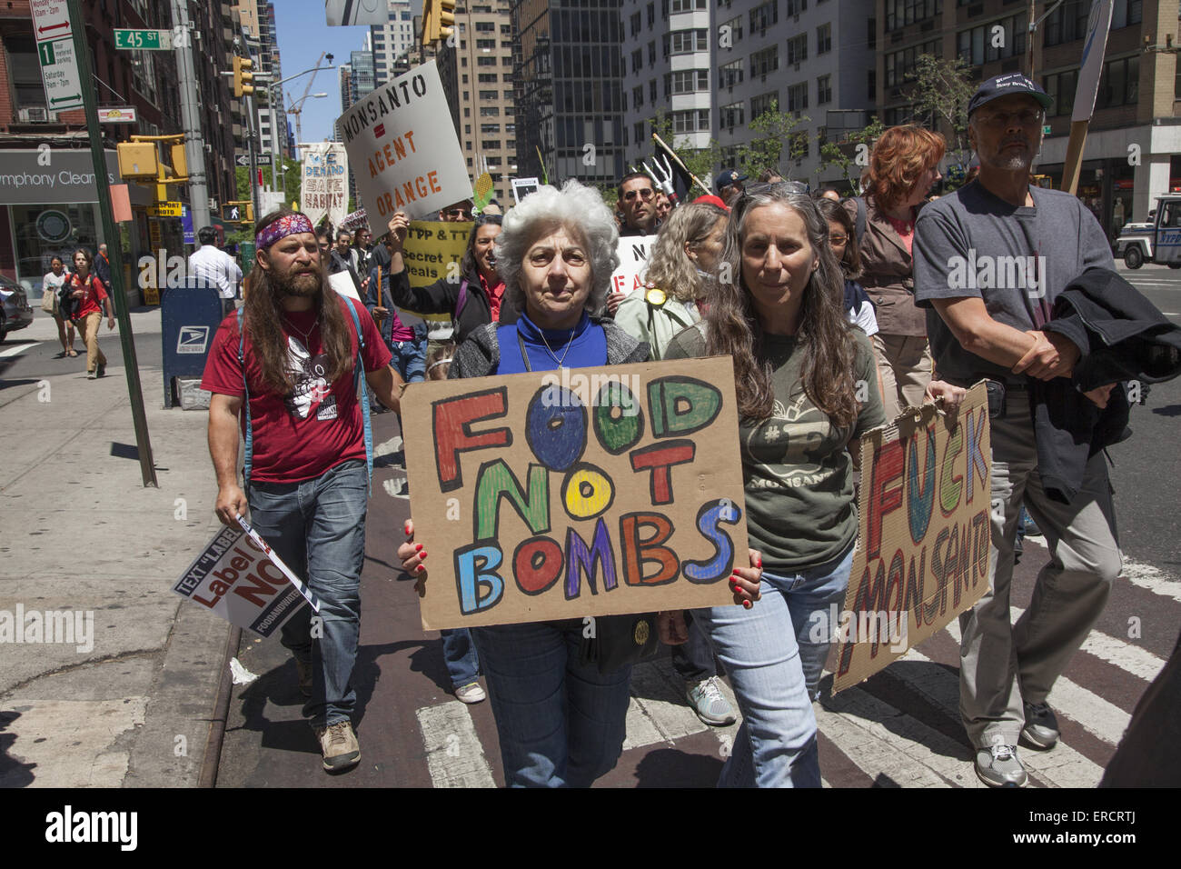 Marcia di protesta contro la Monsanto, alimenti geneticamente modificati e la società del attacco su un "consumatore,s diritto di sapere." Foto Stock