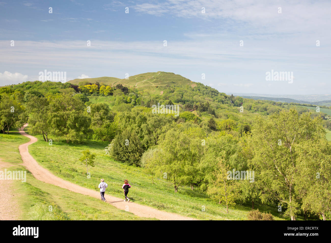 Per chi ama fare jogging sul Malvern Hills guardando a sud verso l'Herefordshire Beacon '(British Camp) , Worcestershire, Inghilterra. Regno Unito Foto Stock