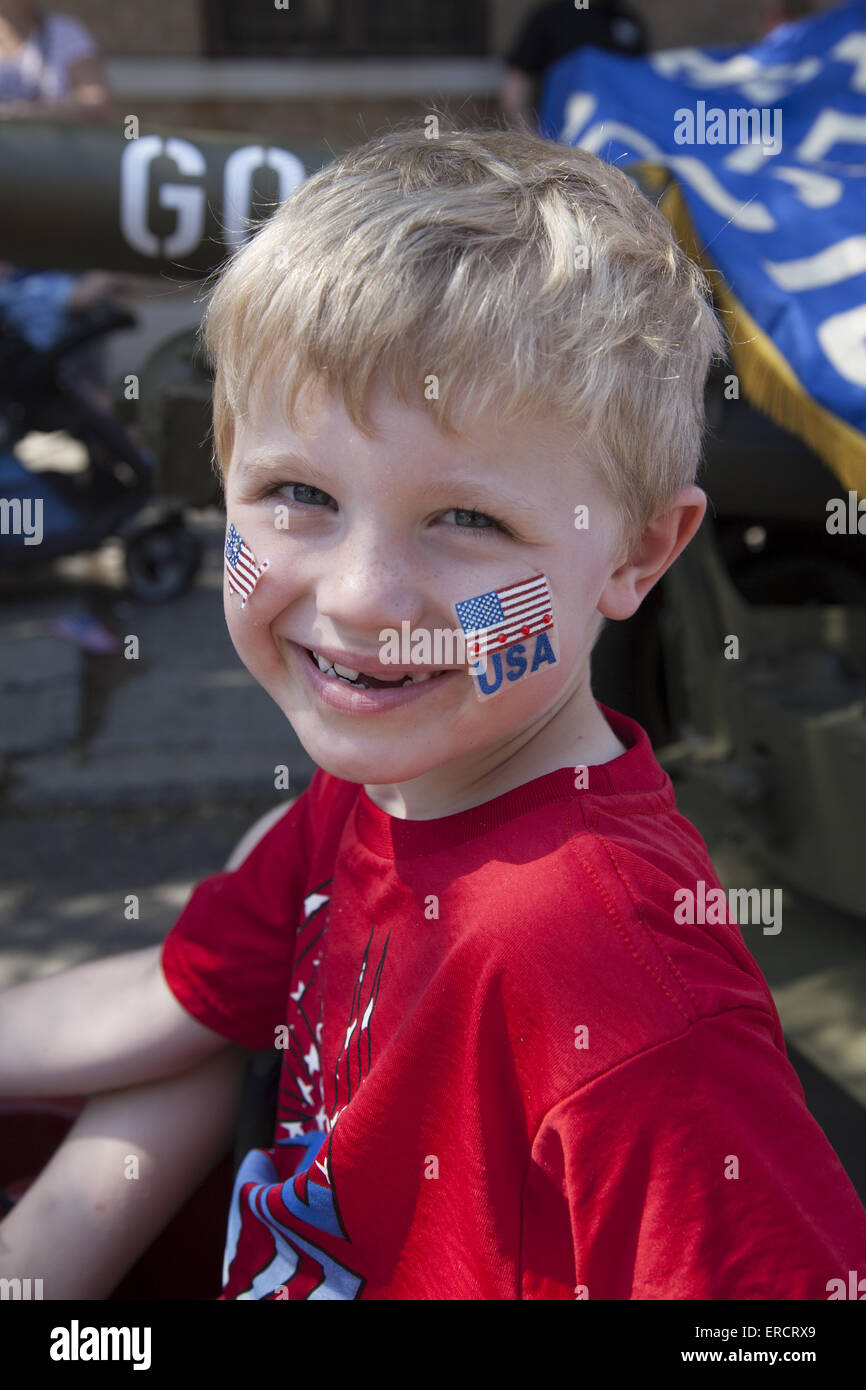 Felice ragazzo vestito per il Memorial Day a Bay Ridge, Brooklyn per guardare la parata annuale. Foto Stock