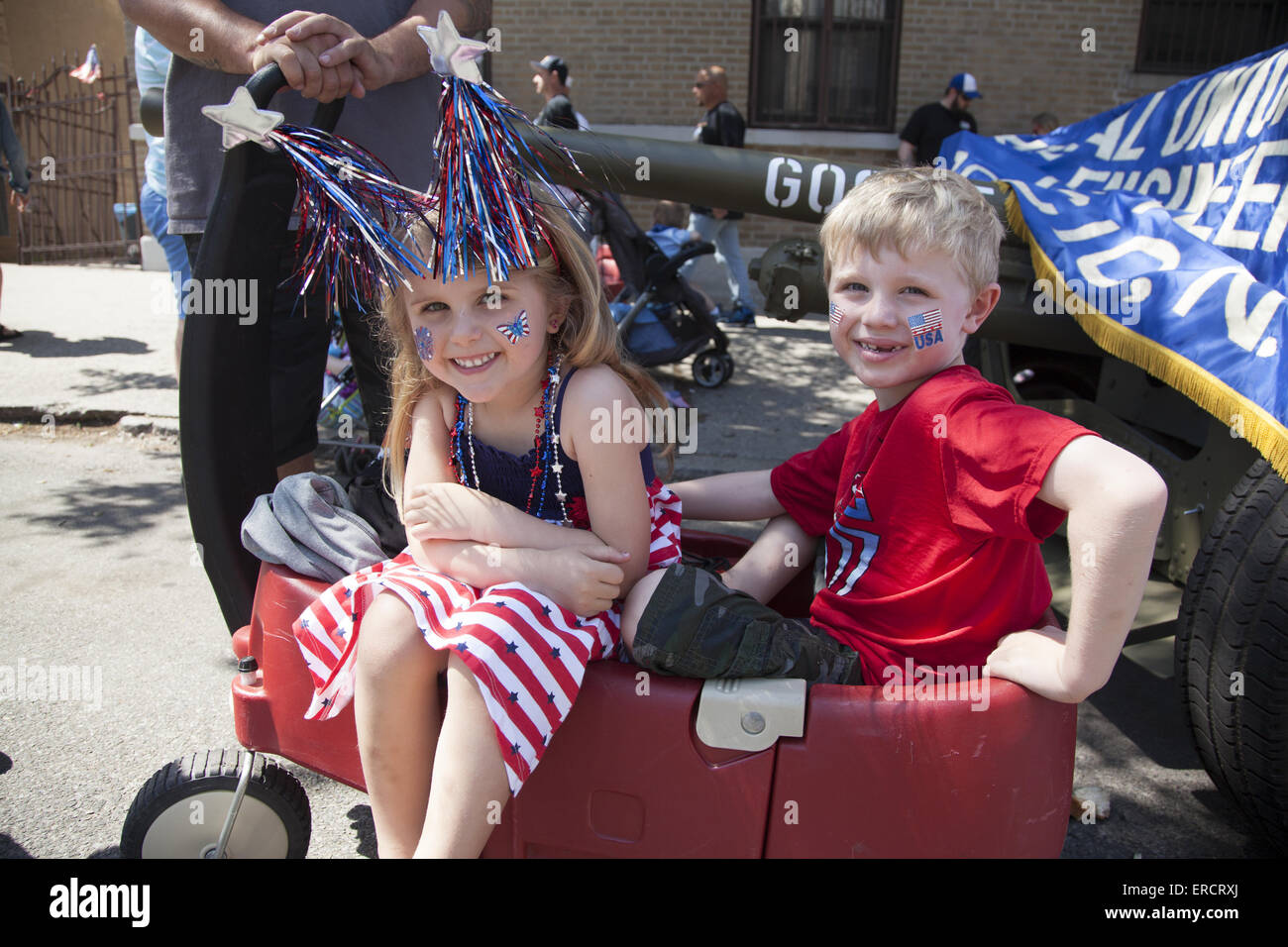 I bambini vestiti per il Memorial Day a Bay Ridge, Brooklyn per guardare la parata annuale. Foto Stock