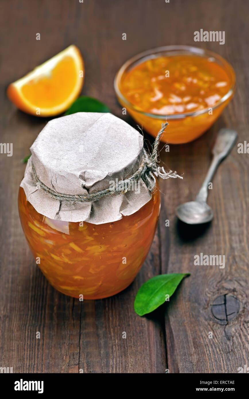 Marmellata di arancio in vaso sul tavolo di legno Foto Stock