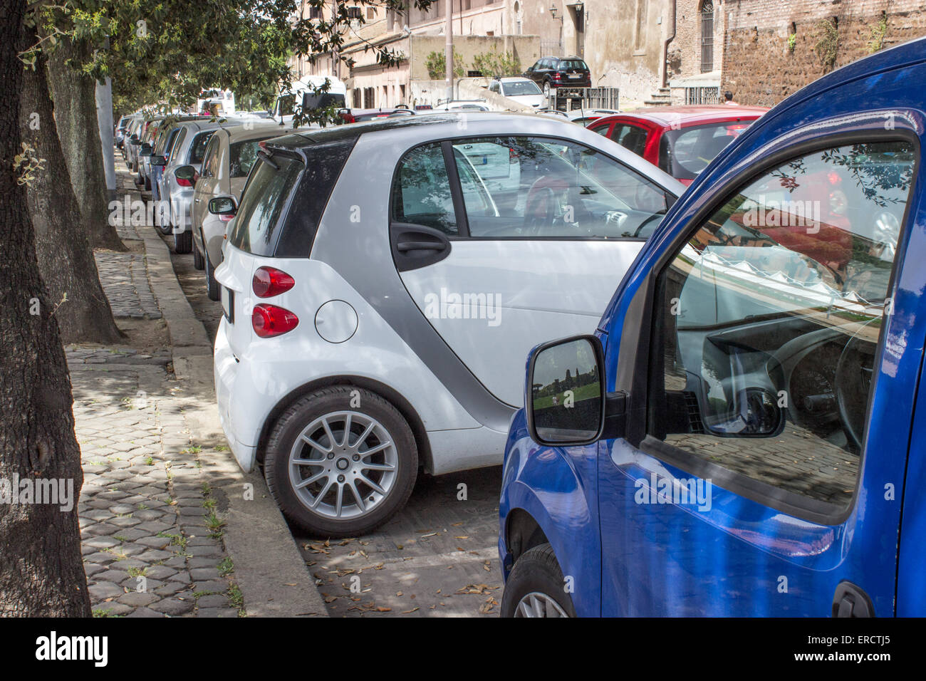 Un piccolo parcheggio auto di fronte in uno spazio di parcheggio Foto Stock