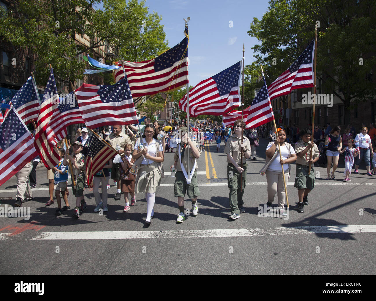 Boy Scout e Girl Scouts marzo nel giorno memoriale della sfilata a Bay Ridge Brooklyn orgogliosamente portando bandiere nordamericane. Foto Stock