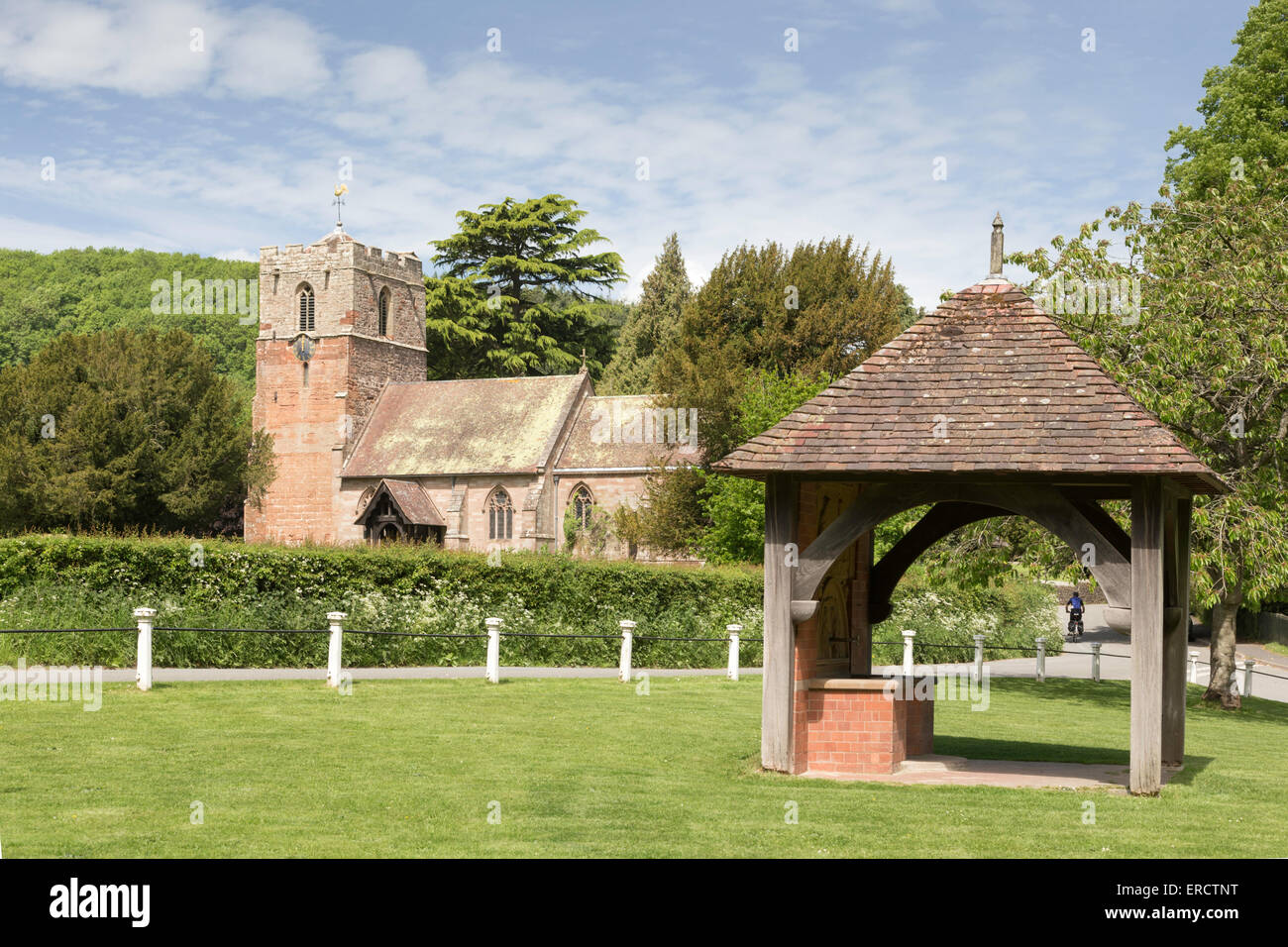 Il villaggio verde e di San Giovanni Battista della chiesa di Inghilterra, Eastnor vicino a Ledbury, Herefordshire, England, Regno Unito Foto Stock