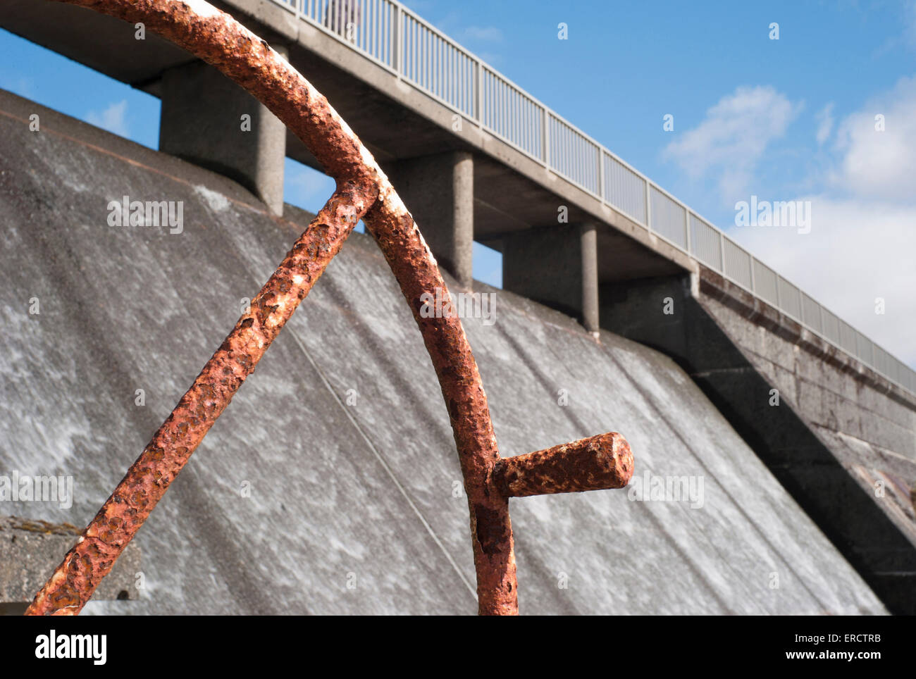 Serbatoio affollata Dam a Bodmin Moor Cornovaglia Foto Stock