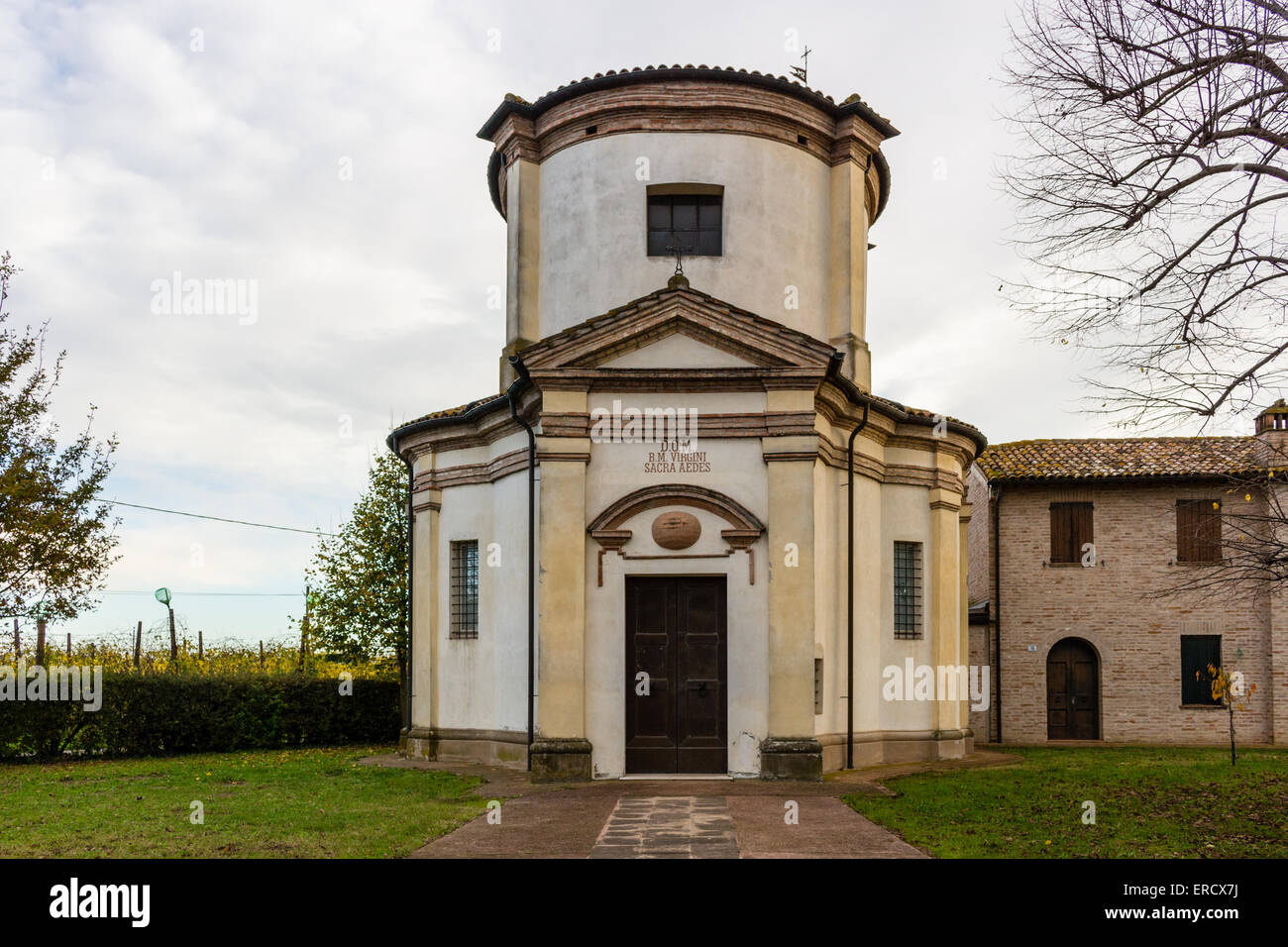 Facciata del XVIII secolo oratorio, la chiesa barocca dedicata a un'immagine della Madonna di Loreto nel villaggio di Passogatto vicino a Ravenna nella campagna di Emilia Romagna nel Nord Italia Foto Stock