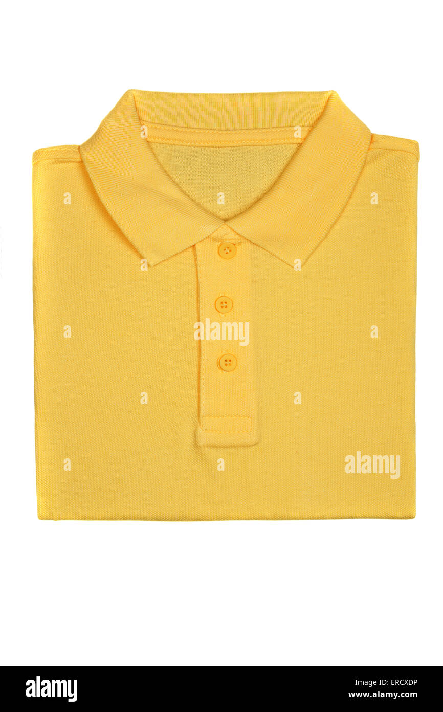 Ben piegati giallo Maglia polo isolato su sfondo bianco Foto Stock