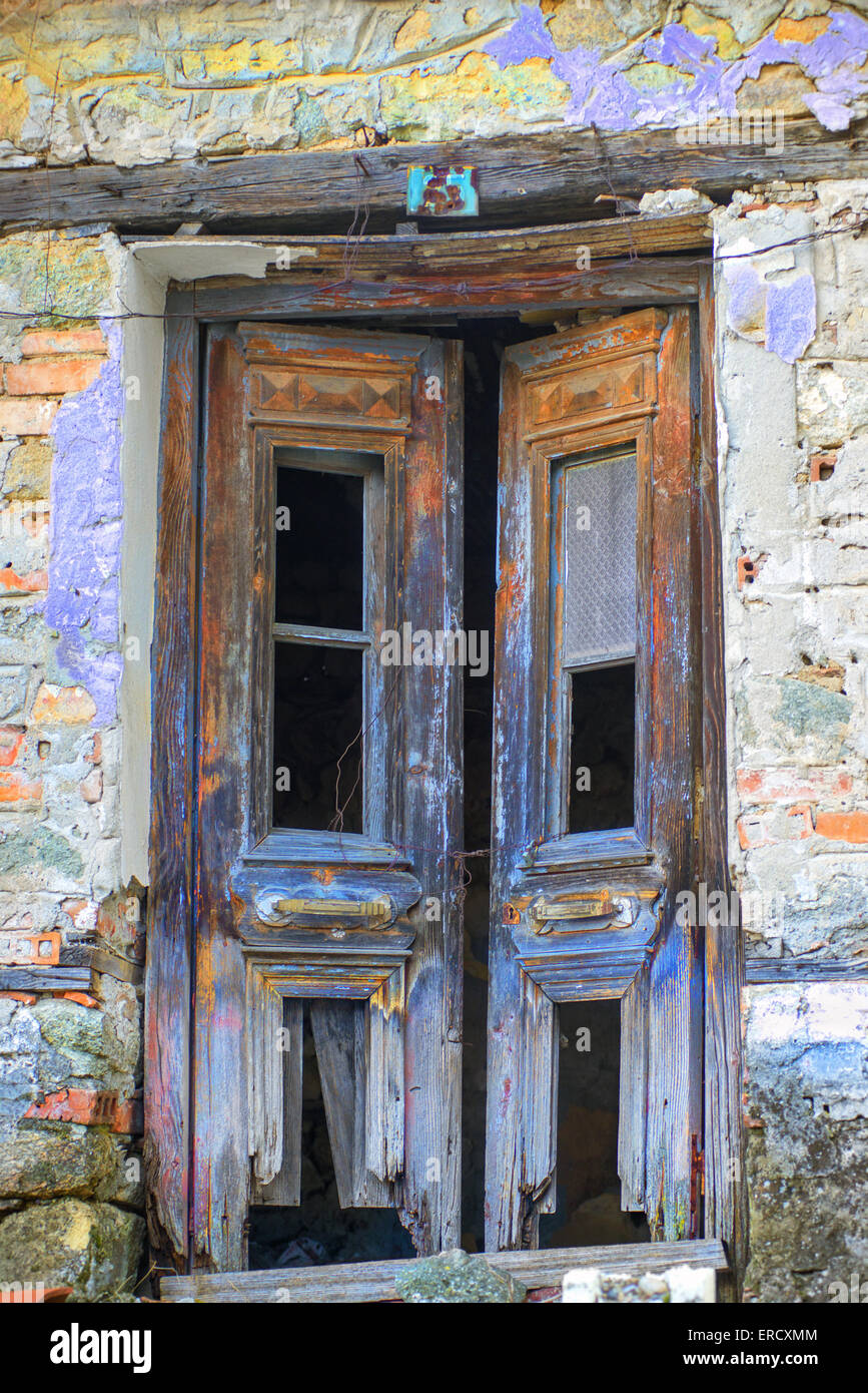 Colorata facciata di una vecchia casa in rovina nel tradizionale Kastraki Village vicino alla città di Kalampaka, a Meteora, GRECIA CENTRALE Foto Stock