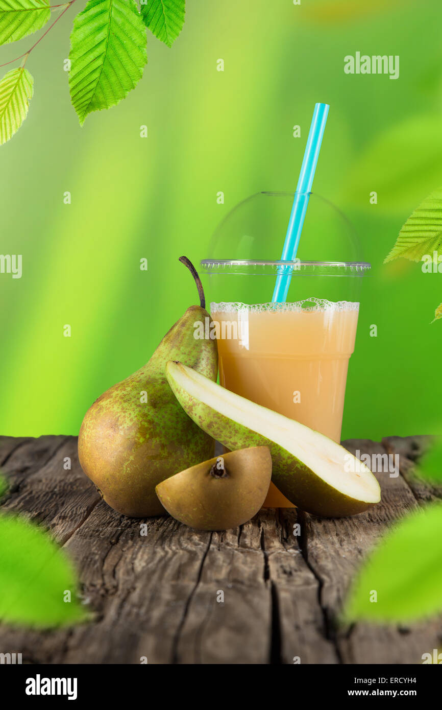 Fresco e salutare di succhi di pera, bibita salutare sul tavolo di legno. Foto Stock