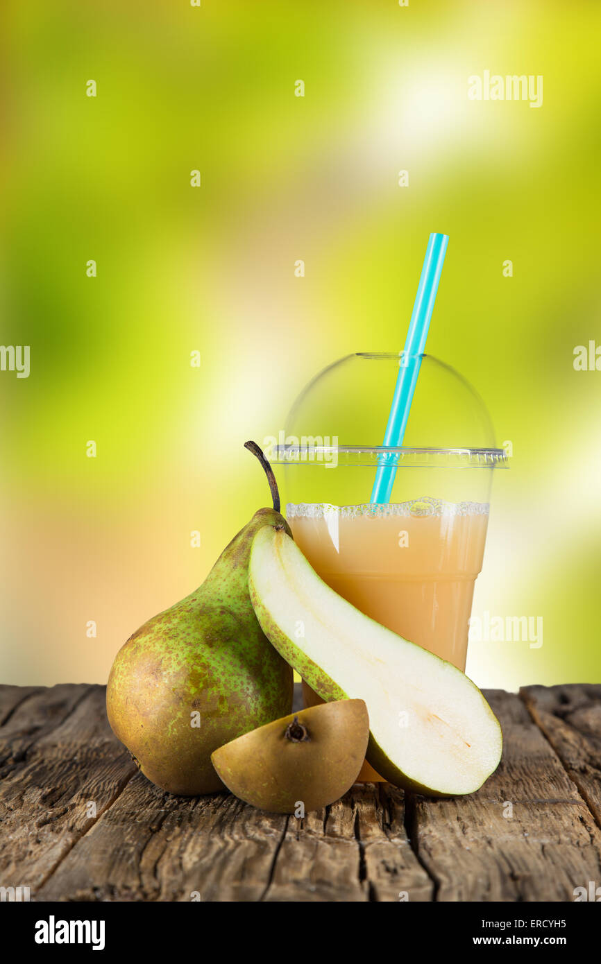 Fresco e salutare di succhi di pera, bibita salutare sul tavolo di legno. Foto Stock