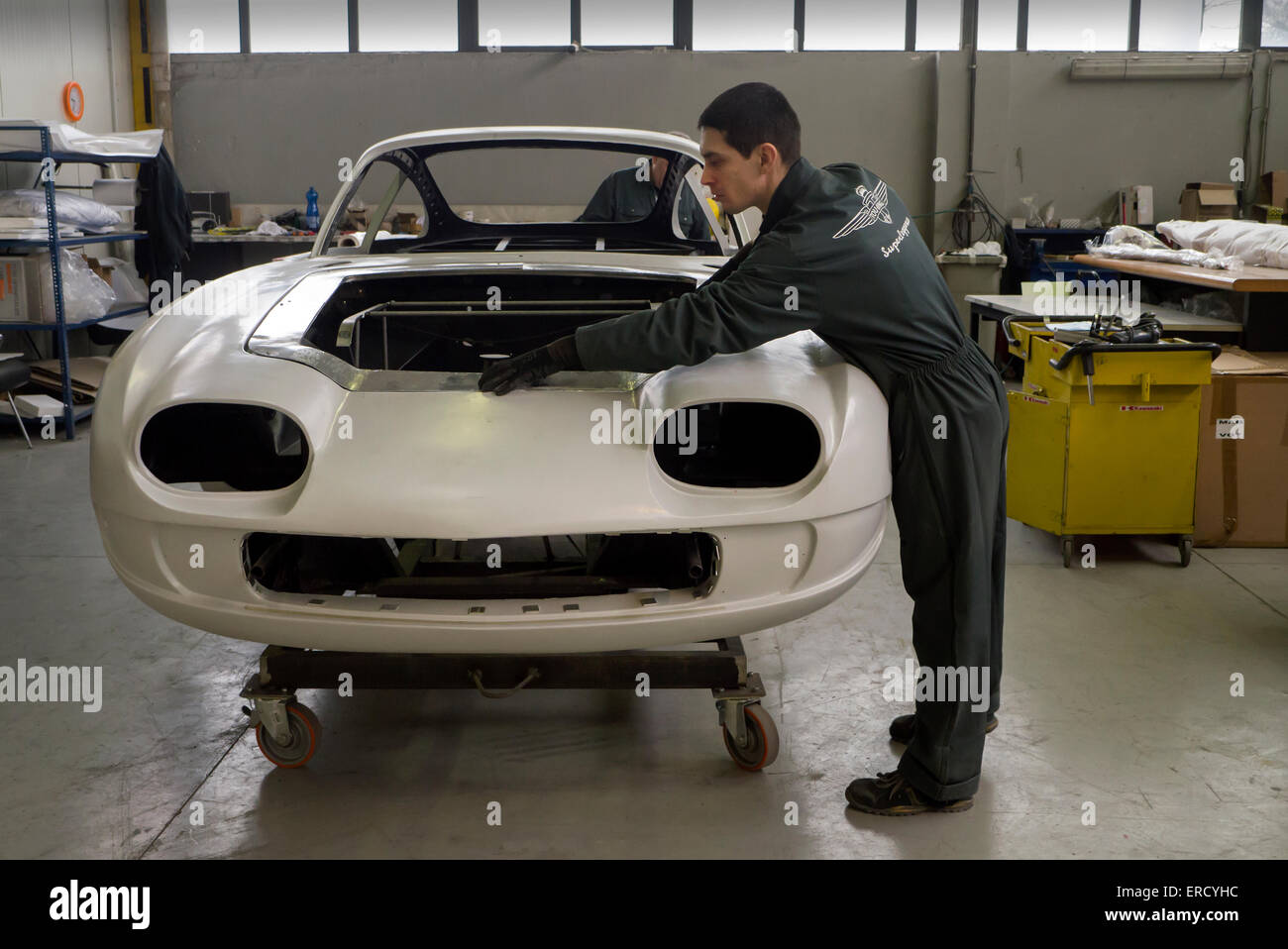Artigiano lavorando su un classico Lamborghini nella fabbrica di Touring Milano Italia Foto Stock