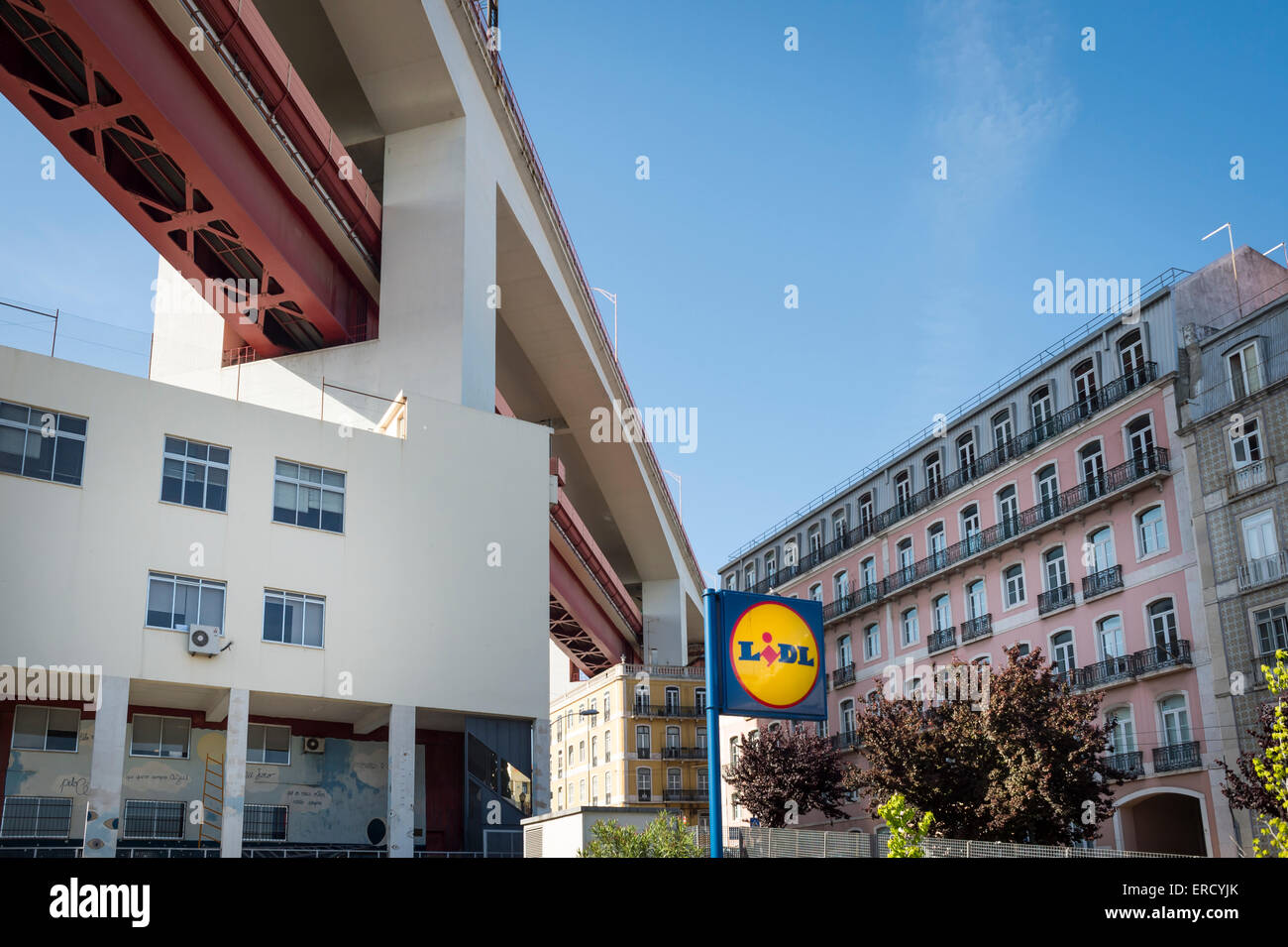 Supermercato Lidl sotto il 25 aprile ponte in Lisbona Portogallo. Foto Stock