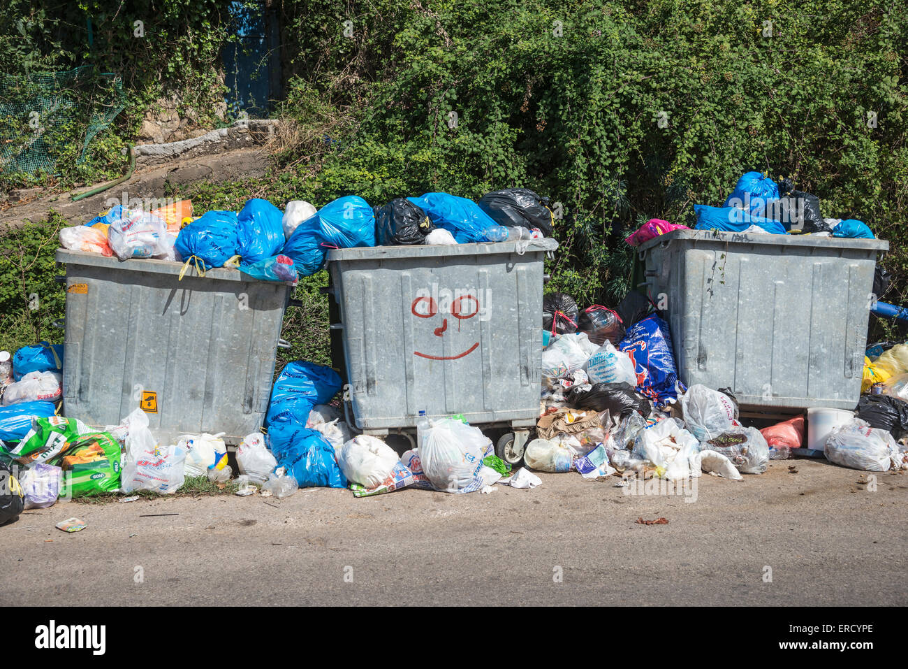 Traboccante bidoni della spazzatura in attesa di essere svuotato, Esterno  Mani, Messenia, Peloponneso e Grecia Foto stock - Alamy