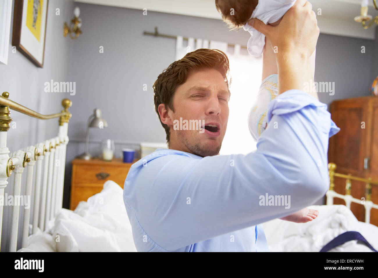 Padre vestito per il lavoro Modifica di bimbo di pannolino In camera da letto Foto Stock