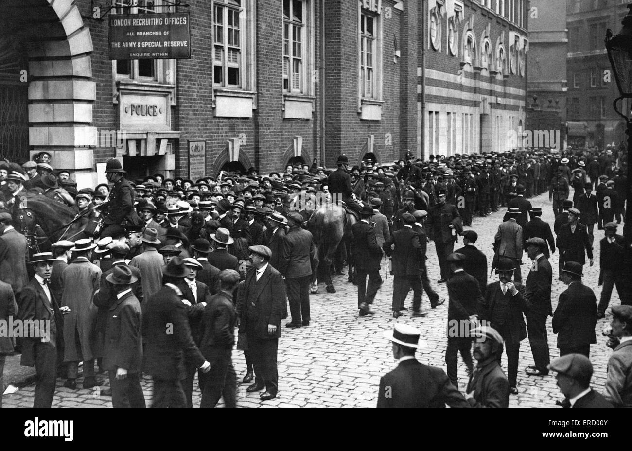 Stazione di reclutamento a Scotland Yard, Londra assediata dai sarebbe reclute durante la prima settimana della Prima Guerra Mondiale. La folla era così grande polizia montata erano necessarie per mantenere la folla a controllare. 6 agosto 1914 Foto Stock