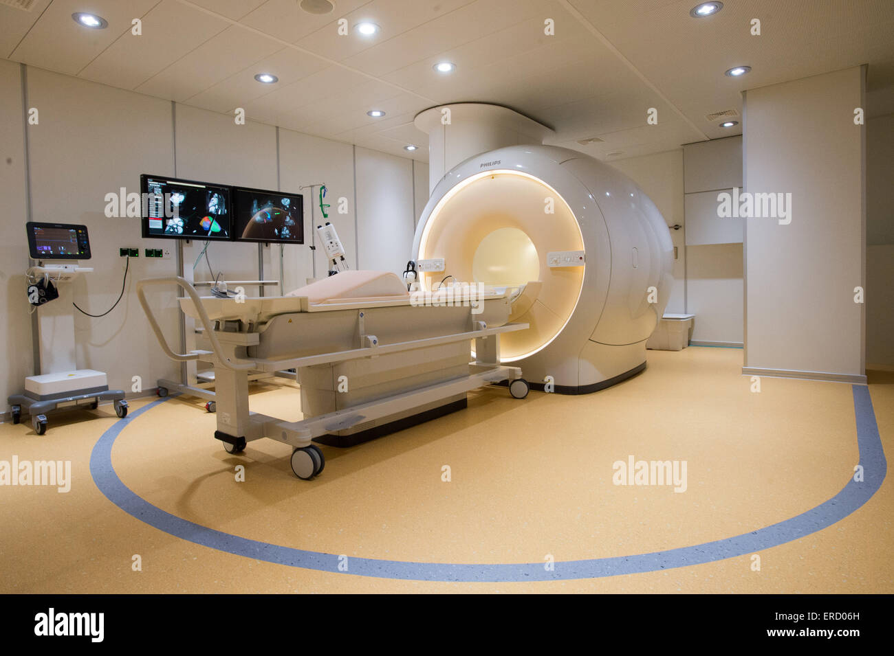 Un interventistica risonanza magnetica Scanner è visto nei laboratori del centro di Leipzig, Germania, 01 giugno 2015. Elettrofisiologia ricerche e trattamenti di malattie di cuore sono svolte nei laboratori compresi MRT. In base alle proprie informazioni il laboratorio è il più efficiente laboratorio di cuore in tutto il mondo ed è stato messo in servizio il giorno stesso. Foto: Peter Endig/dpa Foto Stock