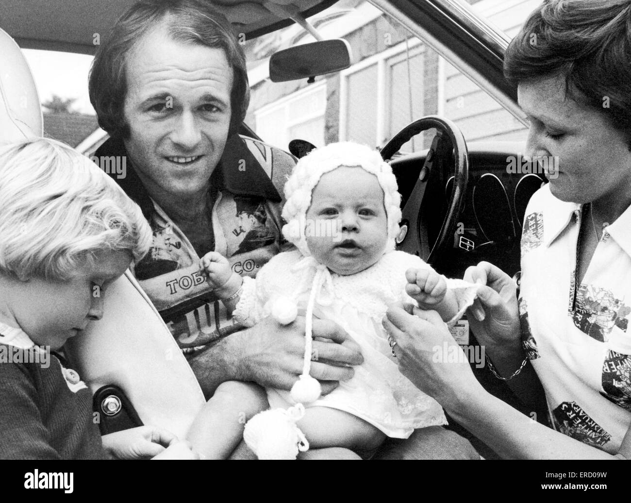 Derby calciatore Archie Gemmill con la moglie Betty, il loro figlio Scott e baby figlia Stacey raffigurato nella loro auto prima di andare a fare shopping. Il 31 ottobre 1975. Foto Stock