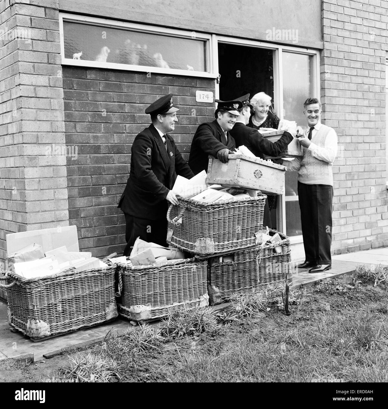 Speciale per la consegna della posta per George Harrison, che celebra il suo ventunesimo compleanno oggi, martedì 25 febbraio 1964. I cestelli della posta sono stati consegnati a mano da 3 operatori postali per la casa dei suoi genitori Harold Hargreaves Harrison & Louise Harrison in Liverpo Foto Stock