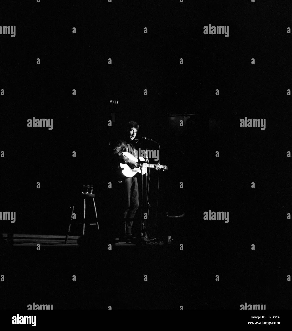 American Folk cantante Bob Dylan in concerto presso la Royal Albert Hall di Londra durante il suo tour europeo. Il 9 maggio 1965. Foto Stock