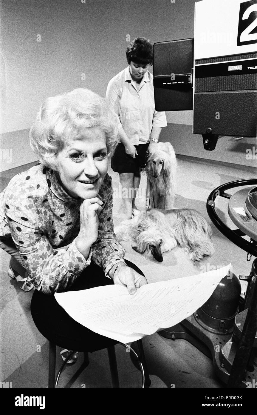Jean Morton sul set di donne oggi presso l'ATV studios nelle Midlands. 14 Agosto 1970 Foto Stock
