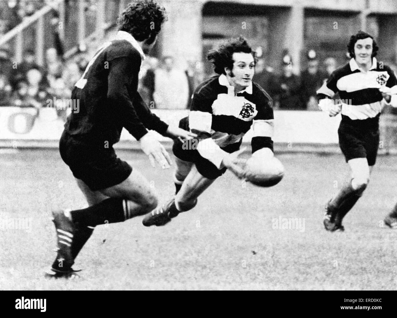 Barbari v Nuova Zelanda, Rugby Union corrispondono a Cardiff Arms Park, 27 gennaio 1973. Punteggio finale 23-11 ai barbari. Nella foto: Gareth Edwards getta fuori un pass, Phil Bennett raffigurato in background. Foto Stock