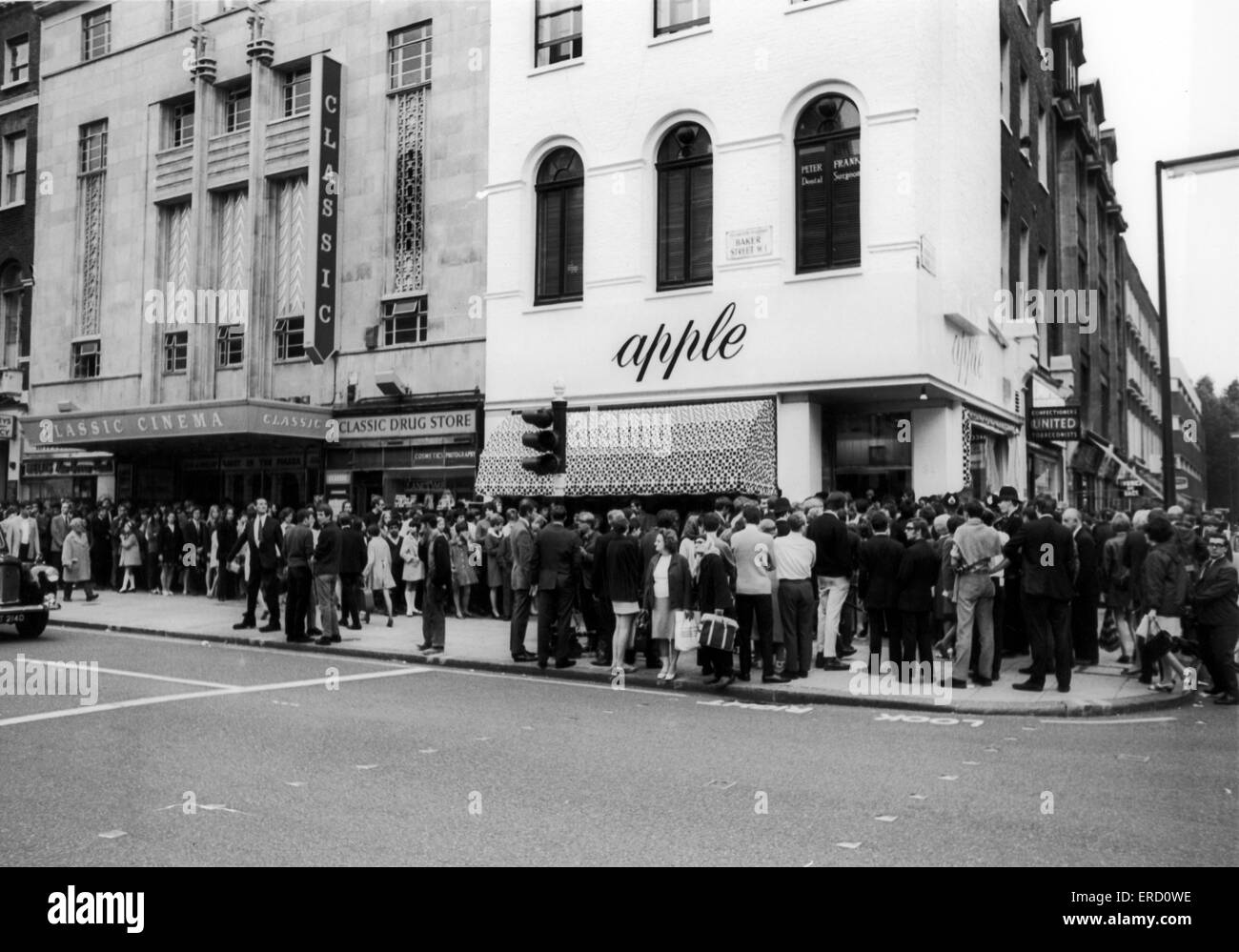 I Beatles, Apple Store, Baker Street, London, W1, 31 luglio 1968. Per il secondo giorno consecutivo, oltre £10.000 che vale la pena di stock è stato dato via come il negozio si prepara a chiudere, i Beatles ha deciso che non era abbastanza belli". In 20 minuti, più di 2.000 elementi Foto Stock