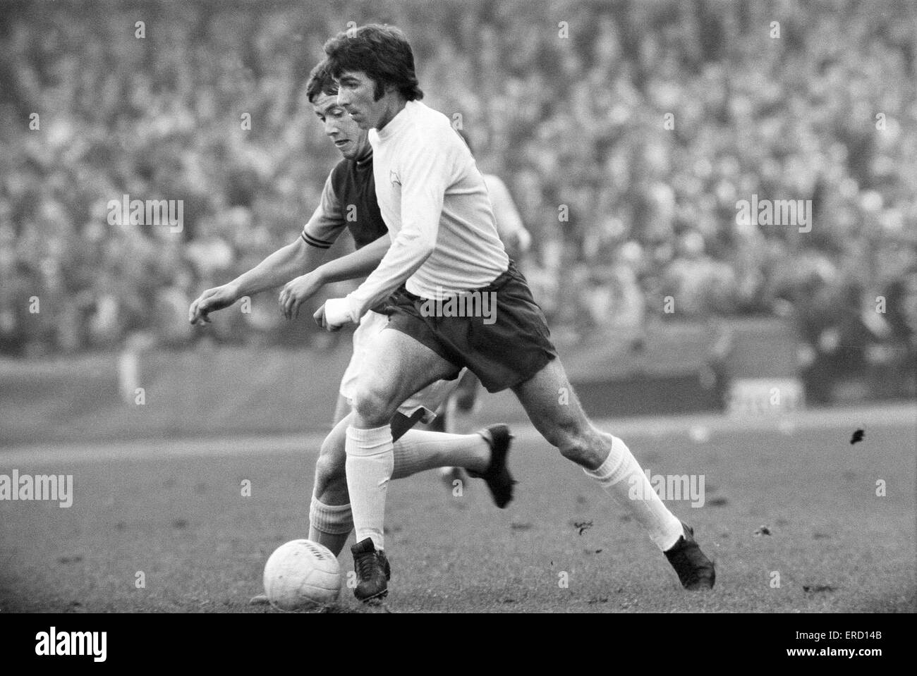 English League Division One corrispondono a Upton Park. West Ham 0 v Derby County 0. Kevin Hector sulla palla contestata da Bill Coleman. Il 27 ottobre 1973. Foto Stock