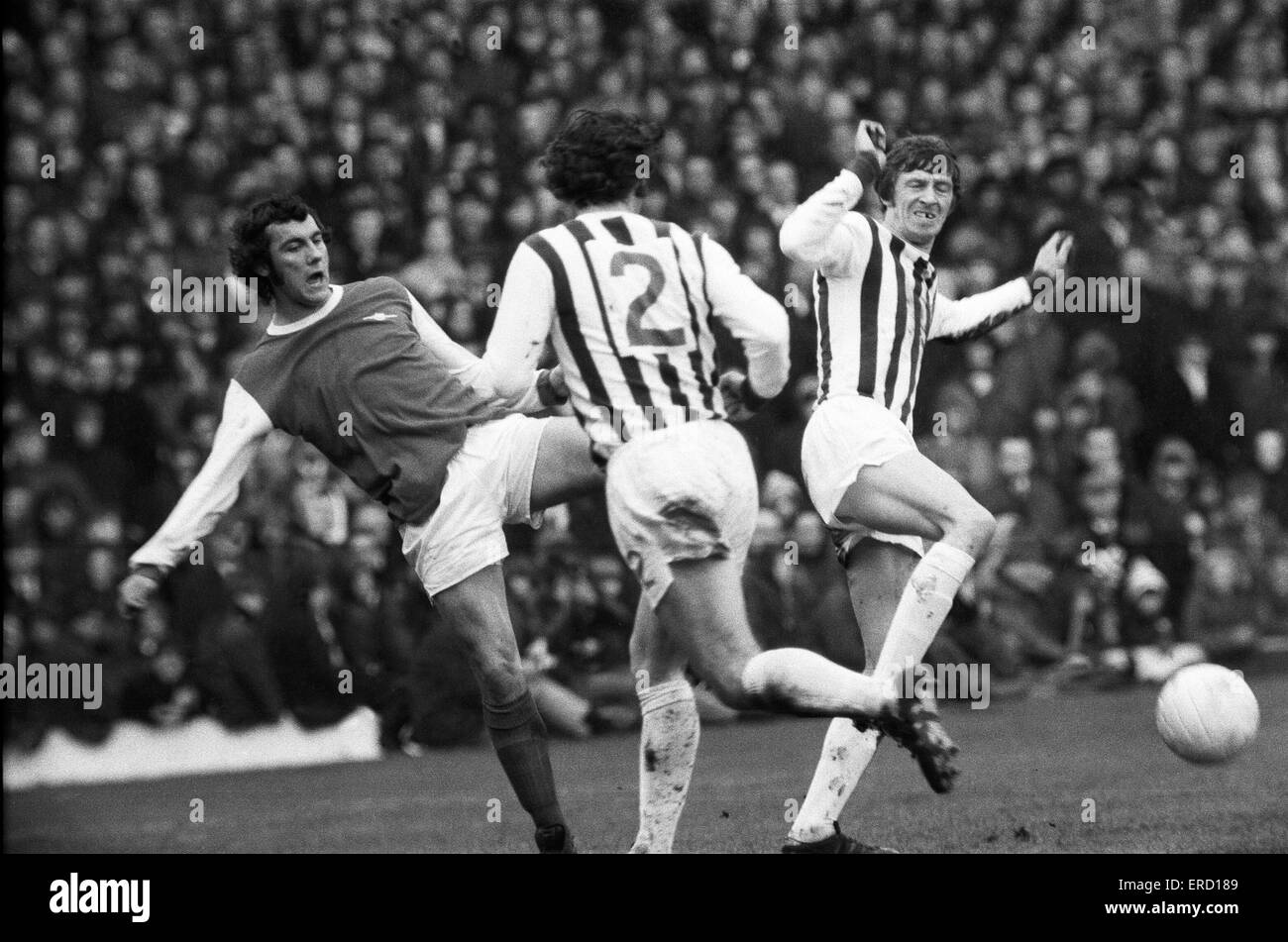 English League Division One corrispondono al The Hawthorns. West Bromwich Albion 2 v Arsenal 2. Albion diritto-back Lyndon Hughes e centro-metà John Wile battaglia con Ray Kennedy dell'Arsenal. Il 24 aprile 1971. Foto Stock