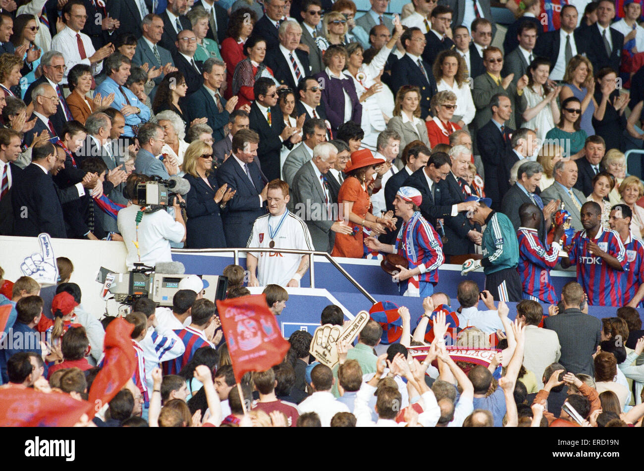 David Hopkin (nell'immagine) dopo aver ricevuto la sua medaglia vincitori nel 1997 Football League prima divisione play-off finale. Il palazzo di cristallo erano ansiosi nei primi minuti ma lentamente ha preso la massa superiore. David Hopkin che era eccezionale per tutto il mare Foto Stock