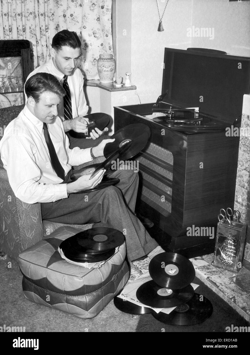 West Bromwich Albion calciatore Ray Barlow a casa la riproduzione di registrazioni. 19 settembre 1953. Foto Stock
