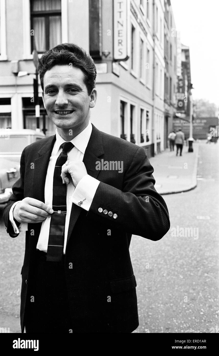 Re Skiffle Lonnie Donegan, potrebbe cantare circa il suo vecchio uomo essendo un dustman. Ma oggi gli esperti ha deciso che Lonnie stesso era un uomo intelligente. Egli è stato appena presentato con un premio per essere uno di Gran Bretagna dieci migliori vestiti uomini. Il premio è stato presente Foto Stock