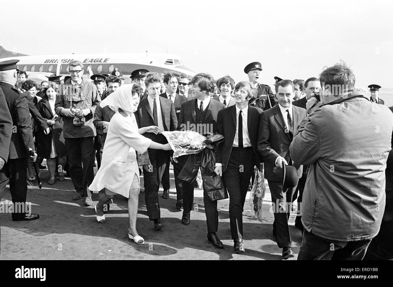 I Beatles arrivano a Liverpool per la premiere del film di 'una dura giornata di Notte' presso il cinema Odeon, Liverpool, 10 luglio 1964. John Lennon e Paul McCartney, Ringo Starr. Quattro giorni dopo la prima mondiale di una dura giornata di notte a Londra, i Beatles percorsa Foto Stock