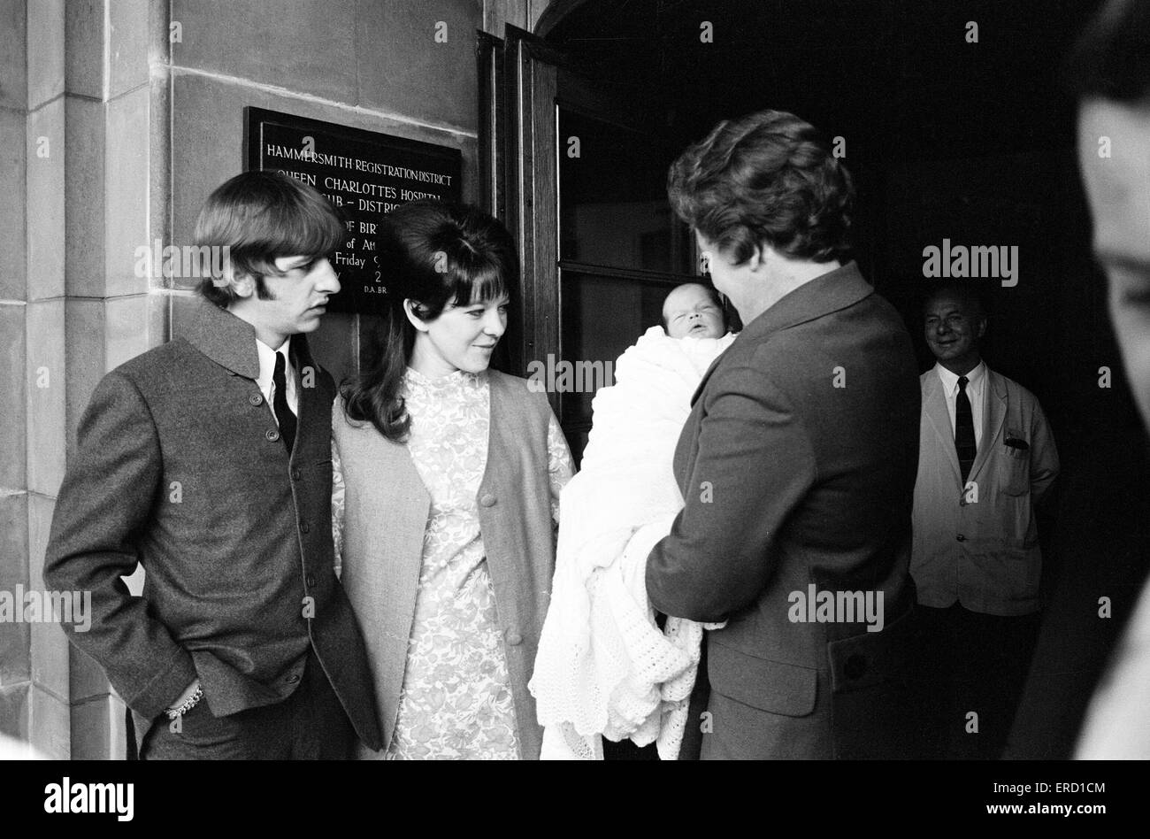 Ringo Starr con la moglie Maureen Starkey e baby figlio Zac (di età compresa tra i 9 giorni) al Queen Charlottes ospedale di maternità, Londra, 22 settembre 1965. Foto Stock