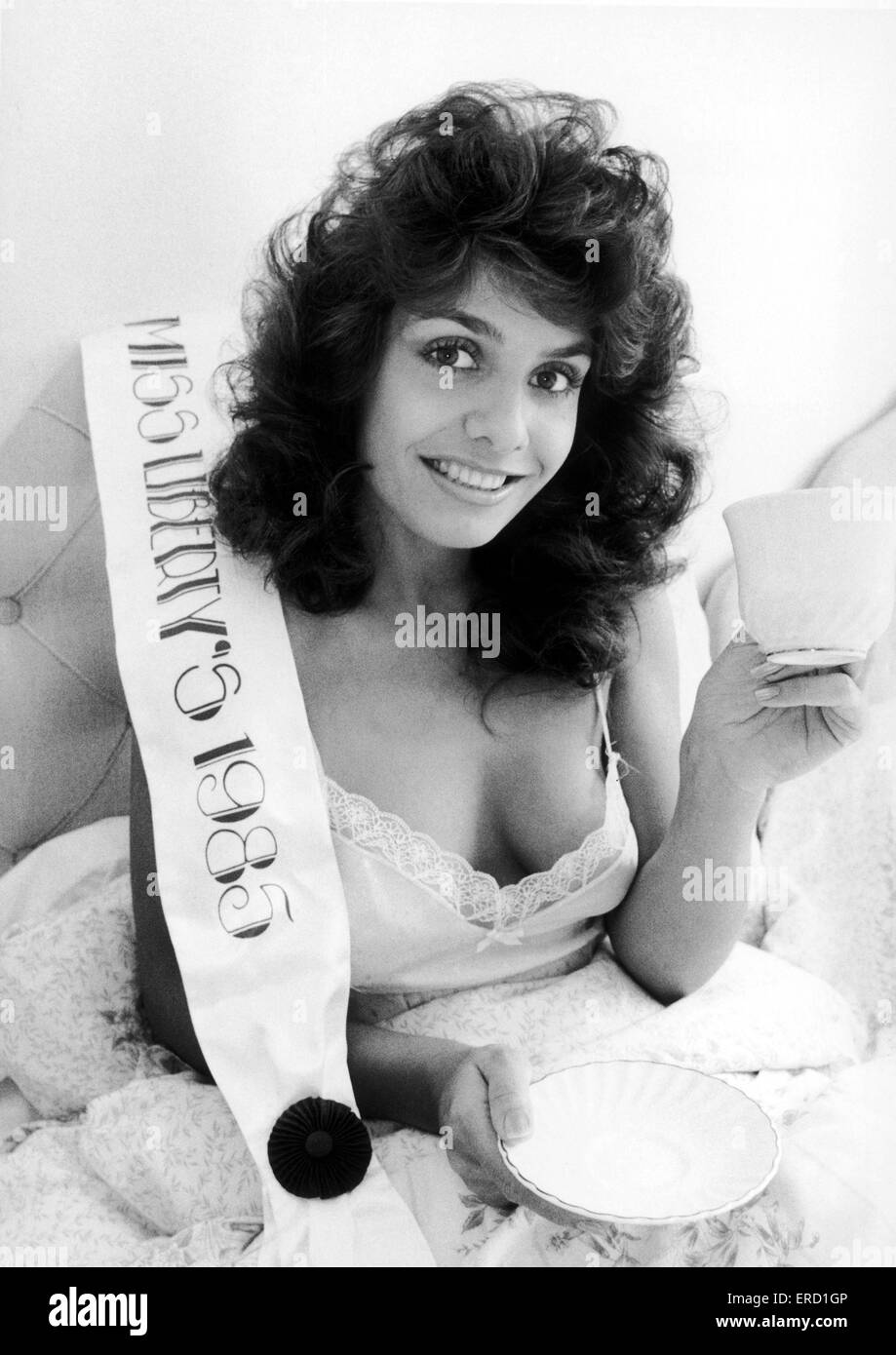 Maria Stevens, regina di bellezza, che regna Miss Aston Villa e recentemente incoronato Miss Liberty 1985, il suo ventiduesimo titolo, raffigurato il 7 settembre 1985. Foto Stock